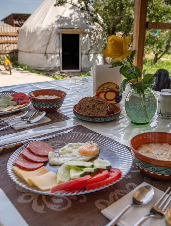Yurt Stay In Downtown Каракол Екстериор снимка